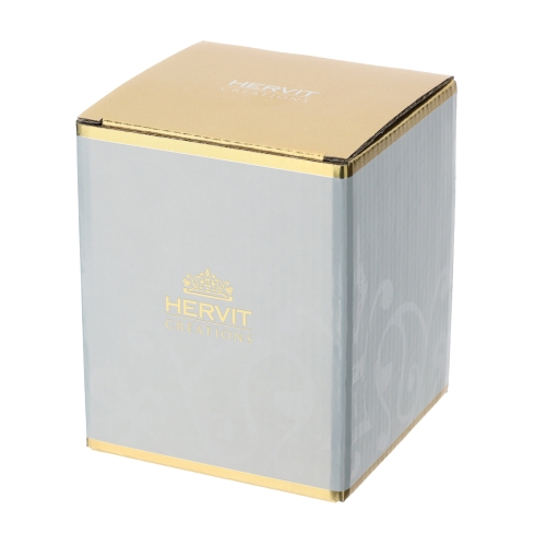 Candela Profumata Autumn Delight – Hervit Candele Hervit 2 Scatola quadrata con coperchio dorato e lati argentati bordati d'oro. La scritta "HERVIT CREATIONS" e il logo della corona sono riportati in oro sulla parte anteriore e la rendono perfetta per presentare la Candela Profumata Autumn Delight - Hervit.
