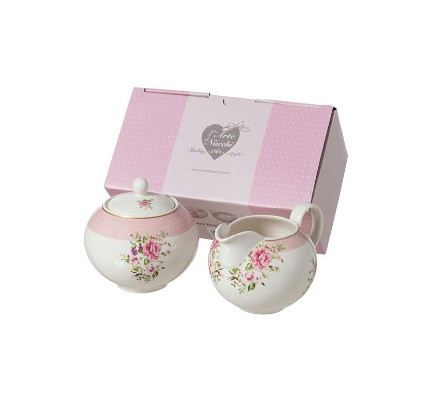 Set Lattiera e Zuccheriera – L’Arte di Nacchi Cucina Accessori Saldi Il set Lattiera e Zuccheriera - L'Arte di Nacchi, composto da una zuccheriera in ceramica floreale con coperchio e da una lattiera coordinata con motivi di rose rosa, è presentato in una scatola regalo bianca e rosa.