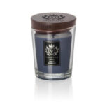 Un Porto di Amalfi - Candela Media di Vellutier: cera blu scuro in un barattolo di vetro trasparente con coperchio in legno, rifinito con l'etichetta con stemma nero e argento di Vellutier sul davanti.