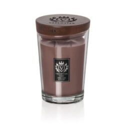 La candela Patchouli & Musk - Candela Grande di Vellutier è una candela marrone contenuta in un barattolo di vetro trasparente con coperchio in legno, con etichetta nera con stemma e scritta "Vellutier Hand-Cast & Poured" sul davanti.