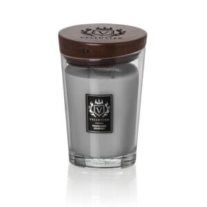 Oudwood Journey – Candela Grande – Vellutier Vellutier Candela Grande Oudwood Journey - Candela Grande Vellutier è una candela grigia in un vaso di vetro trasparente con coperchio in legno marrone scuro, caratterizzato da un'etichetta con stemma bianco e nero. Ideale per chi ama i profumi raffinati e sofisticati.