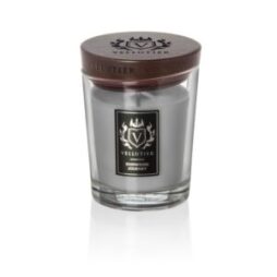 Oudwood Journey - Candela Media di Vellutier presenta una candela grigio chiaro in un vaso di vetro trasparente con coperchio in legno scuro ed etichetta decorativa nera e argento.