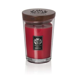 Rendezvous – Candela Grande – Vellutier Vellutier Candela Grande La candela Rendezvous Candela Grande di Vellutier è una candela rossa in un vaso di vetro trasparente con coperchio in legno. L'etichetta frontale riporta il logo dello stemma Vellutier, che la rende perfetta per creare un'atmosfera accogliente. La candela è inutilizzata.