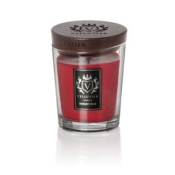 La Candela Media "Rendezvous" di Vellutier è una candela profumata rossa in un vaso di vetro trasparente con coperchio in legno scuro, ornato dal logo del marchio. Questo pezzo elegante dona calore e stile a qualsiasi spazio.