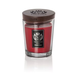 Rendezvous – Candela Media – Vellutier Vellutier Candela Media La Candela Media "Rendezvous" di Vellutier è una candela profumata rossa in un vaso di vetro trasparente con coperchio in legno scuro, ornato dal logo del marchio. Questo pezzo elegante dona calore e stile a qualsiasi spazio.