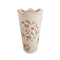 Il Vaso Rose Vintage di L'Arte di Nacchi &egrave; un vaso alto in ceramica color crema con bordo ondulato, caratterizzato da eleganti fiori rosa e pesca con foglie verdi in un raffinato disegno floreale.
