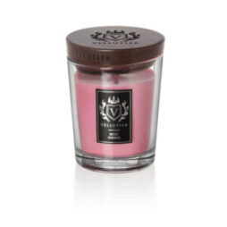 Candela rosa Rosy Cheeks - Candela Media - Vellutier in un vaso di vetro trasparente con coperchio in legno. L'etichetta nera e argento riporta lo stemma Vellutier e la scritta "Rose Essence", aggiungendo eleganza al vostro arredamento.