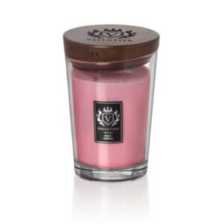 Rosy Cheeks Candela Grande di Vellutier è una candela profumata rosa in un barattolo di vetro trasparente con un coperchio di legno marrone e un'etichetta nera con lo stemma "VeraVita Best Choice", ideale per creare momenti di guance rosee.