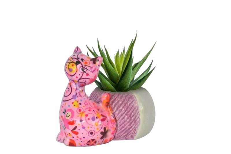 Porta Piantina Cat Caramel – Pomme pidou Porta Piantina Cat Caramel Una statuetta di gatto in ceramica, colorata e a fantasia, si trova accanto a un piccolo vaso rotondo con una pianta grassa verde su sfondo bianco.