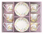 Il Set 6 tazzine caffè - Linea Happy Easter di Easy Life comprende sei tazze a righe pastello con coniglietti e due piattini con motivi floreali in una scatola rosa, perfetta per festeggiare la Pasqua.