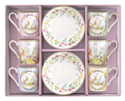 Il Set 6 tazzine caffè - Linea Happy Easter di Easy Life comprende sei tazze a righe pastello con coniglietti e due piattini con motivi floreali in una scatola rosa, perfetta per festeggiare la Pasqua.