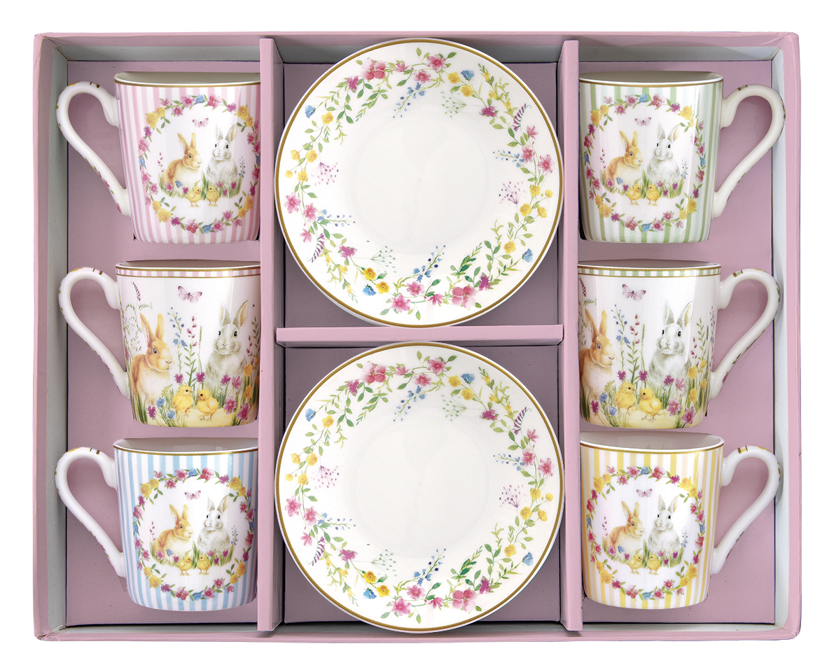 Set 6 tazzine caffè – Linea Happy Easter – Easy Life Pasqua Il Set 6 tazzine caffè - Linea Happy Easter di Easy Life comprende sei tazze a righe pastello con coniglietti e due piattini con motivi floreali in una scatola rosa, perfetta per festeggiare la Pasqua.