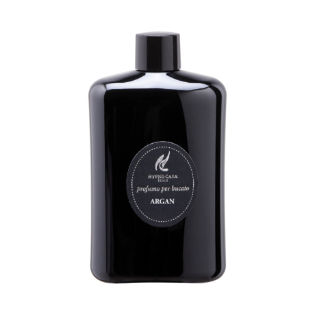 Argan – Profuma Bucato – Hypno Casa 400 ml Hypno Casa Linea Luxury Un flacone nero rettangolare da 400 ml con un tappo nero rotondo con la scritta "Argan - Profuma Bucato - Hypno Casa" in bianco.