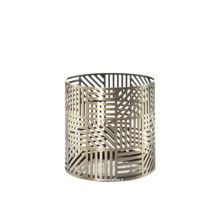 Crosshatch Brass – Porta Giara Piccola Sconto 50% Crosshatch Brass - Porta Giara Piccola è un cestino cilindrico in metallo con un motivo geometrico di ritagli di ottone in oro metallizzato lucido, ideale come elemento d'accento chic per gli spazi moderni.