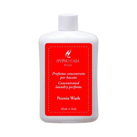 Profuma Bucato – Peonia Wash – Hypno Casa 400 ml Bucato 400 ml Una bottiglia bianca da 400 ml di profumo concentrato per bucato Hypno Casa Profuma Bucato Peonia Wash, con un'etichetta rossa recante la dicitura "Made in Italy" e informazioni in italiano e inglese.