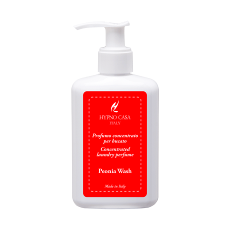 Profuma Bucato – Peonia Wash – Hypno Casa 200 ml Hypno 200 ml Un flacone bianco con dosatore da 200 ml recante l'etichetta "Profuma Bucato - Peonia Wash - Hypno Casa", con etichetta rossa e testo bianco, concepito come profumo concentrato per il bucato.