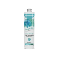Flacone da 250 ml di Essentia Acqua Marina Profumo per il Bucato, con disegno di un fiore blu e testo italiano su etichetta bianca.