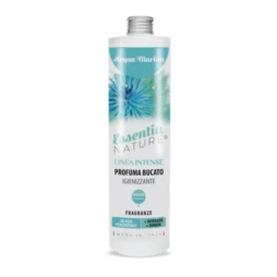 Il flacone bianco da 500 ml di Acqua Marina - Profumo per il Bucato - Essentia presenta accenti blu e verde acqua, un'etichetta floreale ed è prodotto in Italia.
