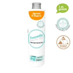 Un flacone bianco di Agrumi & Zagara - Profumo per bucato - Essentia 500 ml, con profumo di agrumi e fiori d'arancio, icone ecologiche, ipoallergeniche e cruelty-free, ed etichetta verde "I'm green".
