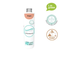 È esposto un flacone di Essentia Argan - Profumo per il Bucato 250 ml, accompagnato da tre cartellini: "Sono verde", "Dermatologicamente testato, ideale per pelli sensibili" e "Non testato su animali".