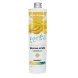 Elisir di Ylang - Profumo per il Bucato di Essentia da 500 ml è caratterizzato da fiori gialli di ylang-ylang e da un limone sull'etichetta. Questo igienizzante per il bucato italiano offre un profumo intenso e un'efficace azione igienizzante.