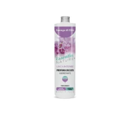 Flacone da 250 ml di Essentia Essenza di Lilla Profumo per Bucato, con fiori viola e dettagli del prodotto su sfondo bianco.