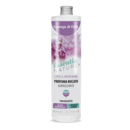 Flacone da 500 ml di Essentia Essenza di Lilla' Profumo per Bucato, con etichetta con fiori lilla e dettagli del prodotto in italiano.
