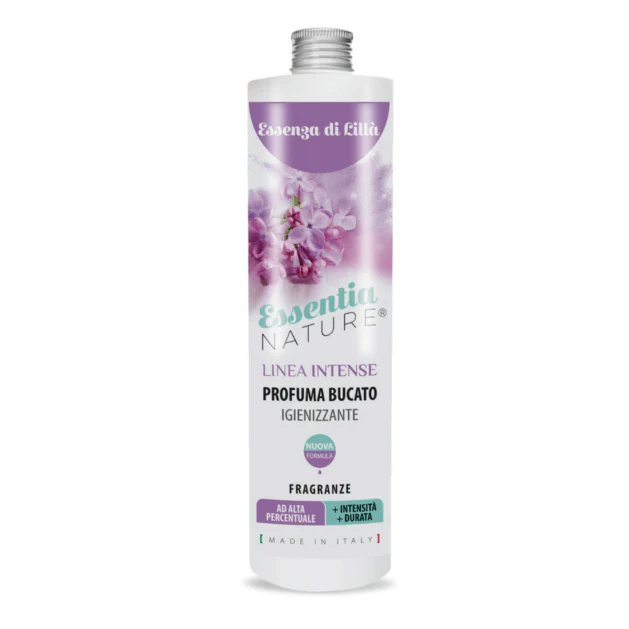 Essenza di Lilla’ – Profumo per Bucato – Essentia – 500 ml Essentia 500 ml Flacone da 500 ml di Essentia Essenza di Lilla' Profumo per Bucato, con etichetta con fiori lilla e dettagli del prodotto in italiano.