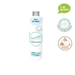Un flacone bianco da 250 ml di Essentia Fior di Cotone Profumo per Bucato con le icone "I'm green", "dermatologically tested" e "cruelty-free" accanto alla confezione pulita e minimale, a dimostrazione di una formula delicata ed ecologica.