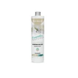 Un flacone bianco da 250 ml di Essentia Fiori Bianchi Profumo per il Bucato, prodotto in Italia, presenta fiori bianchi sull'etichetta e un testo che indica la fragranza "Fiori Bianchi".