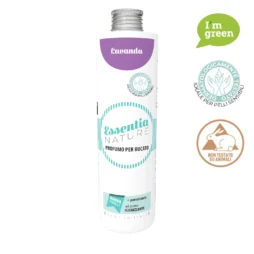 Un flacone bianco da 500 ml di "Lavanda - Profumo per il Bucato" di Essentia con etichette verdi eco-friendly e cruelty-free e un'etichetta per la compatibilità con le pelli sensibili.