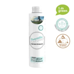 Il flacone bianco da 250 ml di Essentia Bali Profumo per il Bucato presenta un testo in italiano, accenti verdi e un'etichetta Bali. Le icone indicano che è adatto alle pelli sensibili, ecologico e cruelty-free.