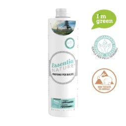 Un flacone bianco da 500 ml di Essentia Bali Profumo per il Bucato con accenti verdi presenta i loghi eco-friendly, cruelty-free e per pelli sensibili. La scritta "I'm green" è riportata in un cerchio verde in alto a destra.