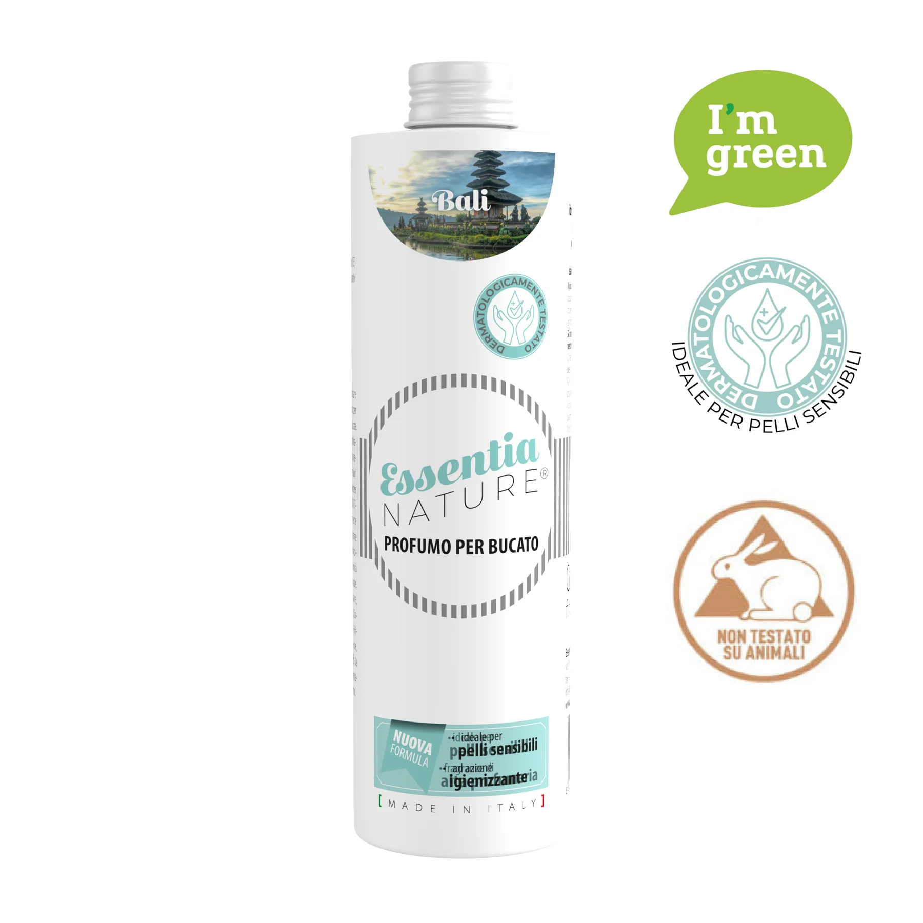 Bali – Profumo per il Bucato – Essentia 500 ml Essentia 500 ml Un flacone bianco da 500 ml di Essentia Bali Profumo per il Bucato con accenti verdi presenta i loghi eco-friendly, cruelty-free e per pelli sensibili. La scritta "I'm green" è riportata in un cerchio verde in alto a destra.