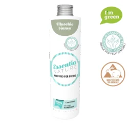 Flacone da 500 ml di Essentia Muschio Bianco Profumo per il Bucato con tappo argentato. Le icone indicano che è ipoallergenico, ideale per pelli sensibili, cruelty-free ed ecologico con il testo "I'm green".