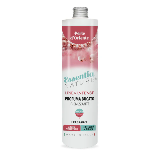 Perle D’Oriente – Profumo per il bucato – Essentia 500 ml Essentia 500 ml Flacone da 500 ml di Essentia Perle D'Oriente Profumo per il bucato, con etichetta bianca e rosa con perle e dettagli italiani.