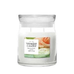 La candela Blooming Love Yankee Candle di Candela Media è una candela in vetro bianca da 368 g con due stoppini e un'etichetta con una rosa rosa.