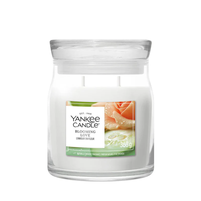 Blooming Love – Candela Media – Yankee Candle 250 Punti La candela Blooming Love Yankee Candle di Candela Media è una candela in vetro bianca da 368 g con due stoppini e un'etichetta con una rosa rosa.