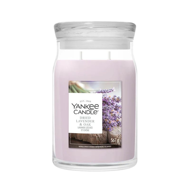 Dried Lavender And Oak – Candela Grande – Yankee Candle 350 Punti La candela Dried Lavender & Oak - Candela Grande di Yankee Candle è caratterizzata da una cera di lavanda chiara e da un'immagine di fiori di lavanda essiccati, che catturano una miscela rilassante di quercia e fragranza floreale.