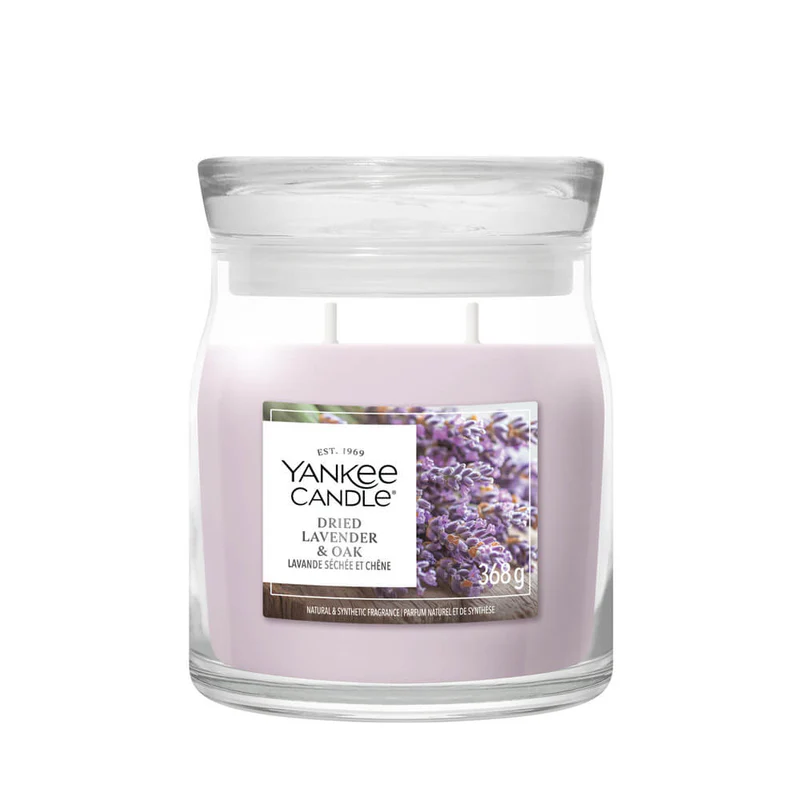 Dried Lavender And Oak – Candela Media – Yankee Candle 250 Punti La candela "Dried Lavender And Oak - Candela Media - Yankee Candle" è una candela in vetro con cera viola chiaro, due stoppini e un'immagine di lavanda essiccata sulla parte anteriore. Il peso è di 368 grammi.