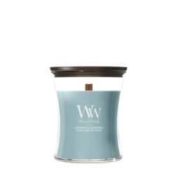 Cedarwood & Ocean Moss – Candela Media – Woodwick Giara media - WoodWick La candela Cedarwood & Ocean Moss Candela Media WoodWick, in un vaso di vetro curvo con coperchio in legno e stoppino in legno, unisce il muschio fresco dell'oceano al caldo legno di cedro per un profumo rilassante.