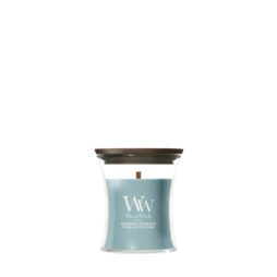 Una candela azzurra Cedarwood & Ocean Moss - Candela Piccola - Woodwick con coperchio e stoppino in legno si trova al centro di uno sfondo bianco, evocando il profumo rilassante del legno di cedro e del muschio fresco dell'oceano.