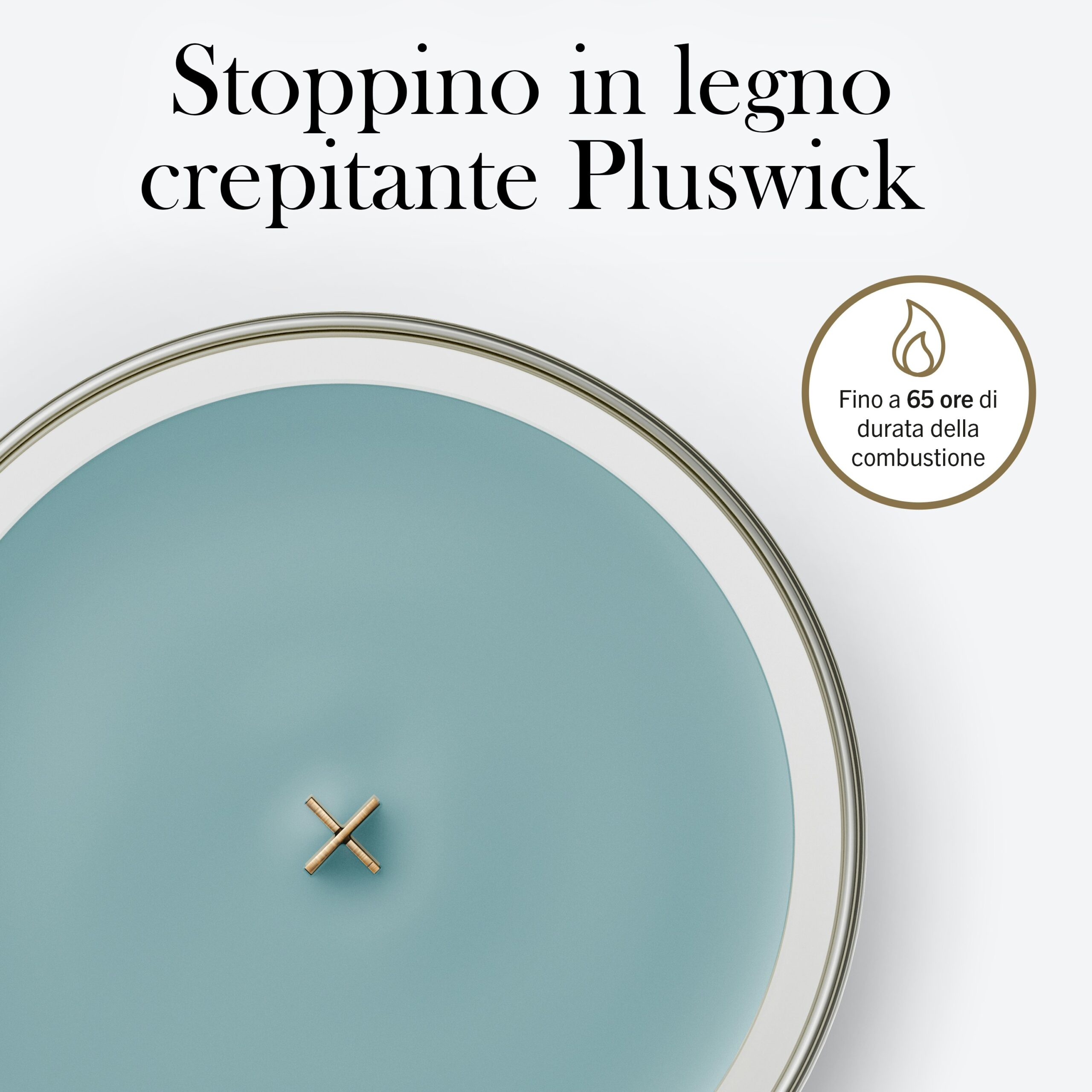 Cedarwood & Ocean Moss – Candela Media – Woodwick Giara media 4 Una vista dall'alto della candela media Woodwick Cedarwood & Ocean Moss di colore blu, dotata del caratteristico stoppino in legno Pluswick. Il testo in italiano sull'immagine recita: “Stoppino in legno crepitante Pluswick” e “Fino a 65 ore di durata della combustione”.