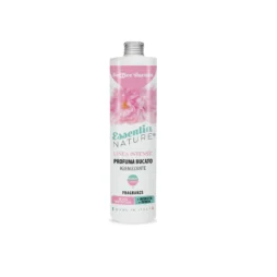 Flacone da 250 ml di Essentia Soffice Bucato, con testo in italiano e accenti floreali rosa su un'etichetta bianca, ideale per un soffice bucato profumato.