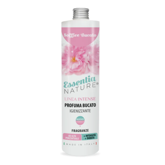 Soffice Bucato – Profumo per il Bucato – Essentia 500 ml Essentia 500 ml Un flacone di Soffice Bucato - Profumo per il bucato con un disegno floreale rosa, etichettato "Linea Intense" e "Made in Italy" in italiano. Lascia il bucato con un profumo di lunga durata.
