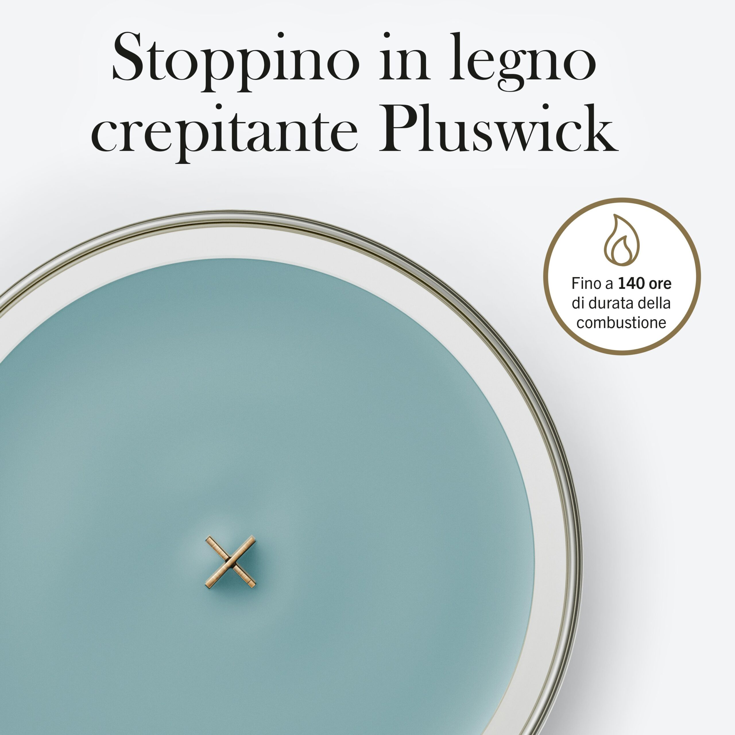 Cedarwood & Ocean Moss – Candela Grande – Woodwick Giara Grande 4 Una grande candela Woodwick al profumo di cedro blu e muschio marino presenta al centro uno stoppino in legno Pluswick. Il testo in italiano, riportato in alto e a lato, sottolinea che questa candela grande ha un'autonomia di combustione fino a 140 ore.