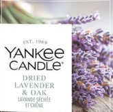 Dried Lavender And Oak – Candela Piccola – Yankee Candle 100 Punti Primo piano dell'etichetta di una candela Yankee Candle con la scritta "Dried Lavender & Oak" (Lavanda secca e quercia) accanto a un mazzo di fiori di lavanda essiccati. L'etichetta riporta anche "Est. 1969" e include un testo in francese sotto il nome del prodotto.