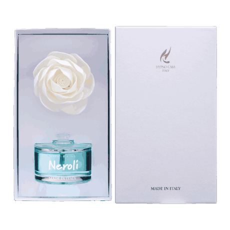 Diffusore con rosa – Neroli – Hypno Casa – 60 ml Diffusore con rosa 60 ml 2 Il "Diffusore con rosa - Neroli - Hypno Casa" (60 ml) è contenuto in un flacone blu con l'etichetta "Diffusore" e una rosa artificiale bianca, ed è presentato in un'elegante confezione bianca Hypno Casa con scritte argentate, prodotta in Italia.