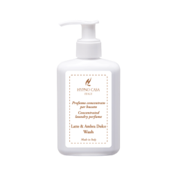 Il Profuma Bucato Hypno Casa da 200 ml nella fragranza Latte & Ambra Dolce è contenuto in un flacone bianco con dosatore, con le scritte "HYPNO CASA ITALY", "Made in Italy" e "Wash" sull'etichetta, e rappresenta un profumo concentrato italiano per il bucato.