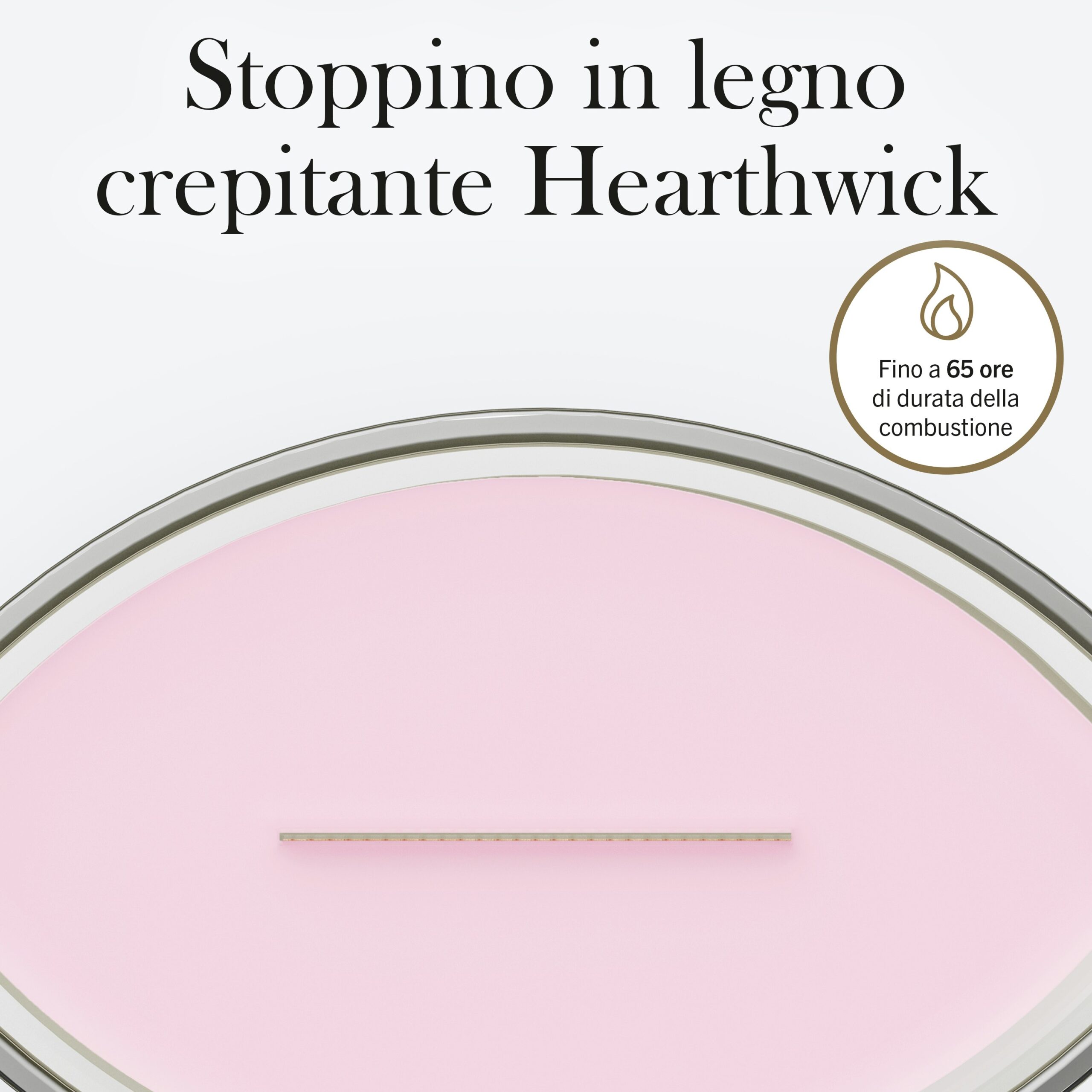 Cherry Blossom And Vanilla – Ellipse – Woodwick Ellipse 3 Un primo piano della candela “Cherry Blossom And Vanilla - Ellipse - Woodwick” in rosa mette in risalto il suo caratteristico stoppino orizzontale in legno. Il testo in italiano riportato sopra sottolinea lo stoppino crepitante, segno distintivo del marchio, e indica una durata di combustione fino a 65 ore, descrivendo al contempo la delicata fragranza di fiori di ciliegio e vaniglia.